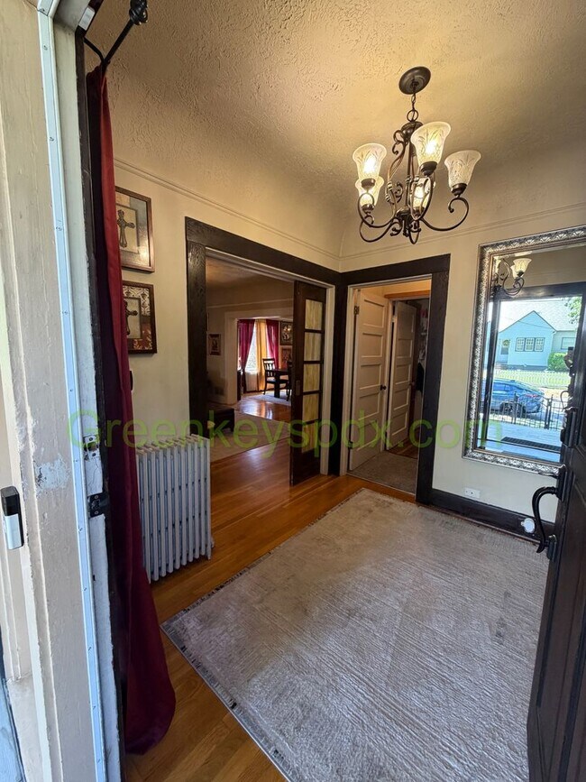 Building Photo - Awesome 4-Bed/2-Bath Craftsman Bungalow House Near Alberta District
