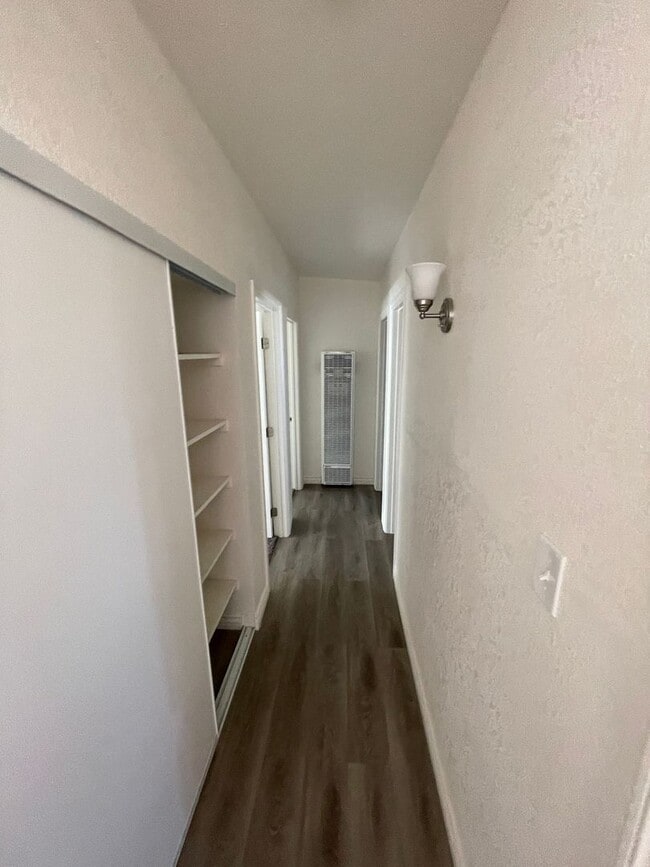 Building Photo - 3 BEDROOM HESPERIA HOME
