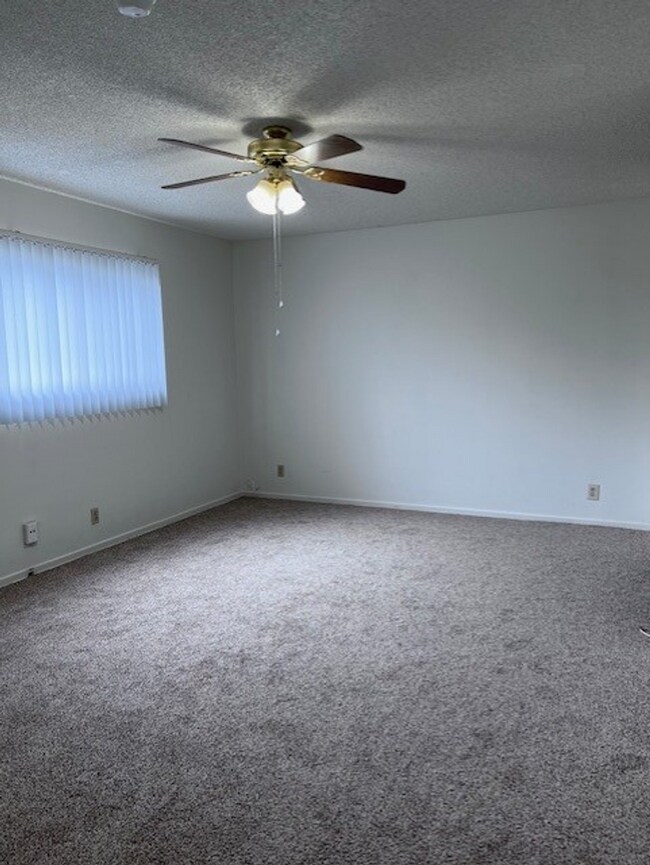 Building Photo - Hillside 3 Bed / 1 3/4 Bath Ranch Style Ho...