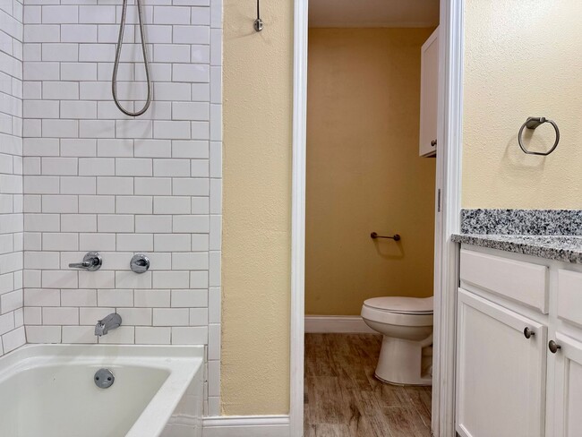 Building Photo - House For Rent