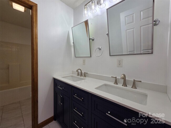 Building Photo - 4641 Hickory Grove Rd