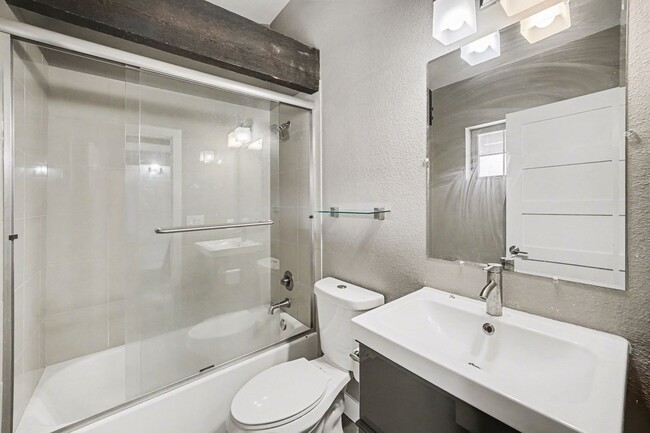 Building Photo - Stunning Luxury Home in Sunnyside **Move-In Special**