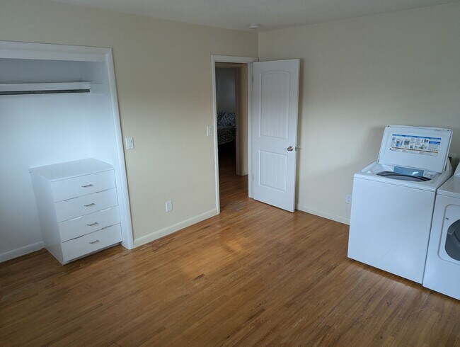 Building Photo - 441 Maple Dr