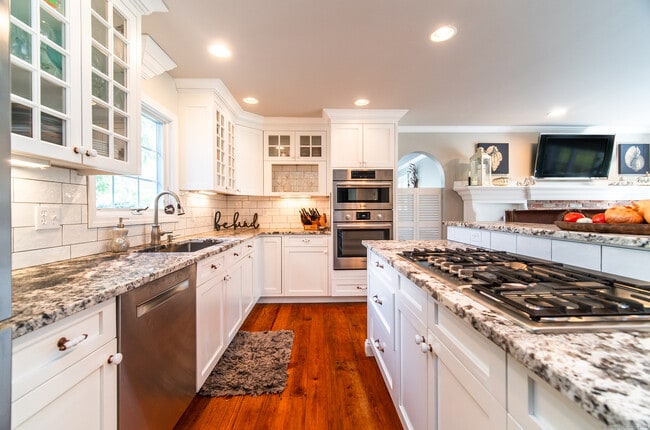 Building Photo - 558 N Roast Meat Hill Rd