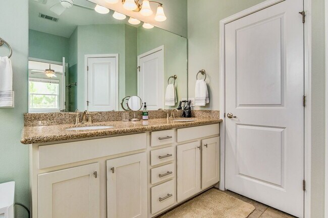 Building Photo - Bright and beautiful home in Windward Cove...