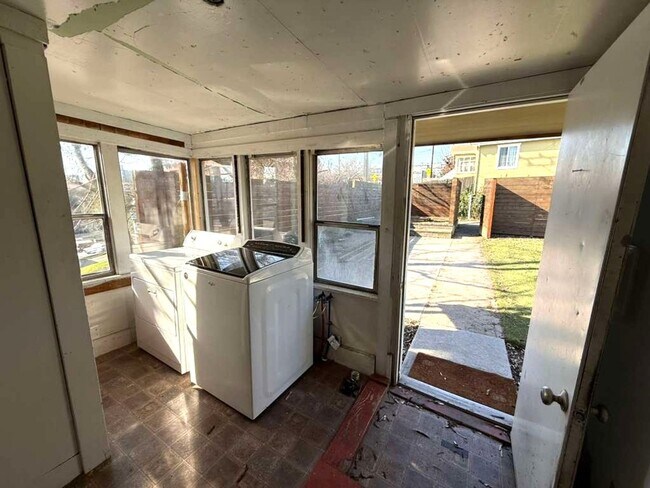 Building Photo - Two Bed 1 Bath House with Fenced Backyard!