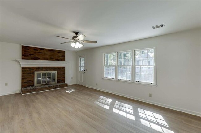 Building Photo - 1373 W Prospect Dr NE