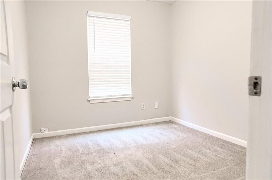 Building Photo - 130 Springbottom Dr SE