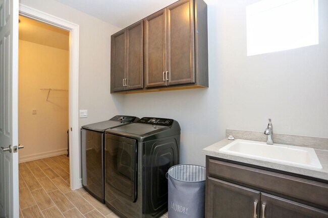 Building Photo - **Brand New, Bright & Beautiful Bonita Spr...