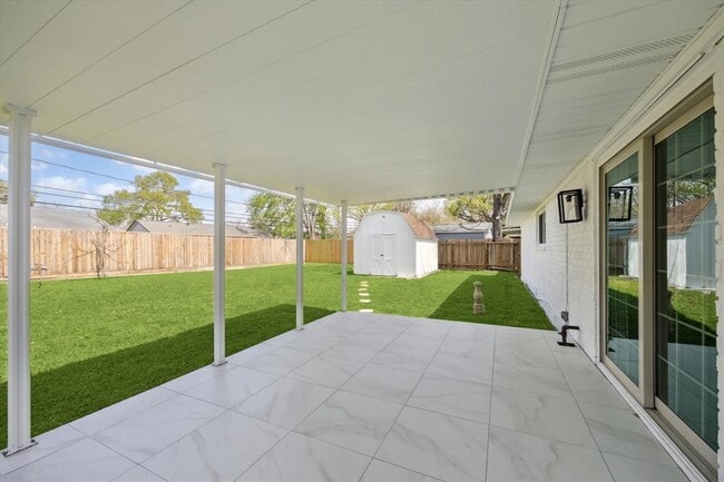 Building Photo - 5602 Hialeah Dr