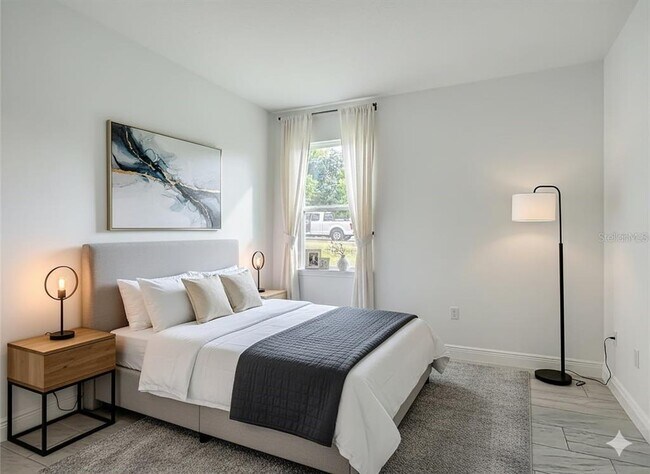 Building Photo - 5736 N Claremont Dr