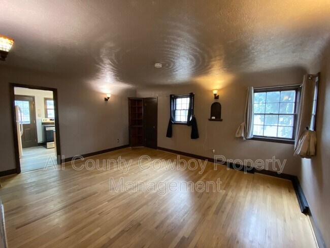 Building Photo - 365 N 6th St