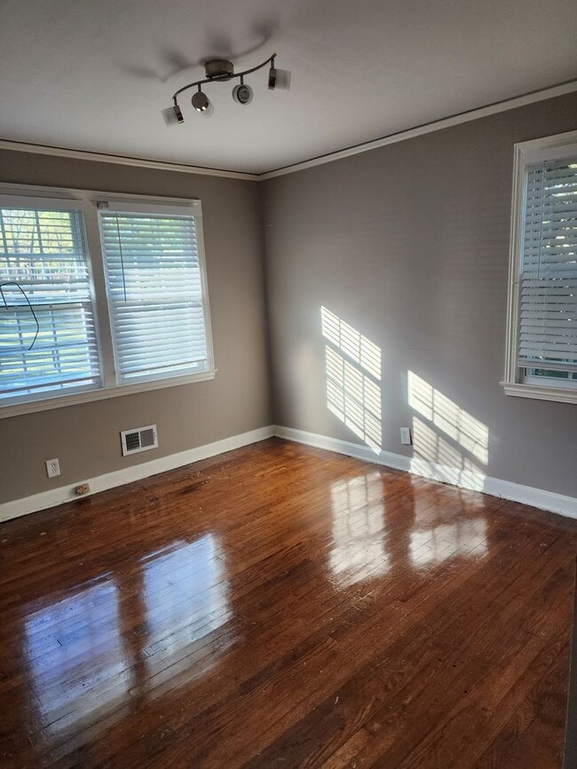 Building Photo - Spacious 4 bedroom 2 bath Will Not last long!