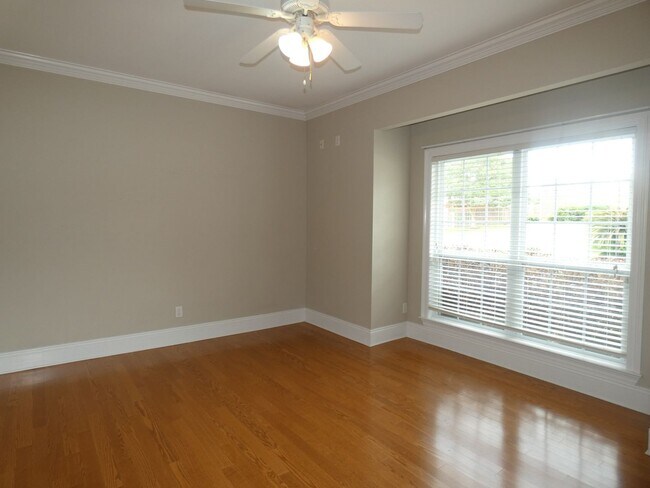 Building Photo - Marvelous Executive Pool Home in Hammersmith