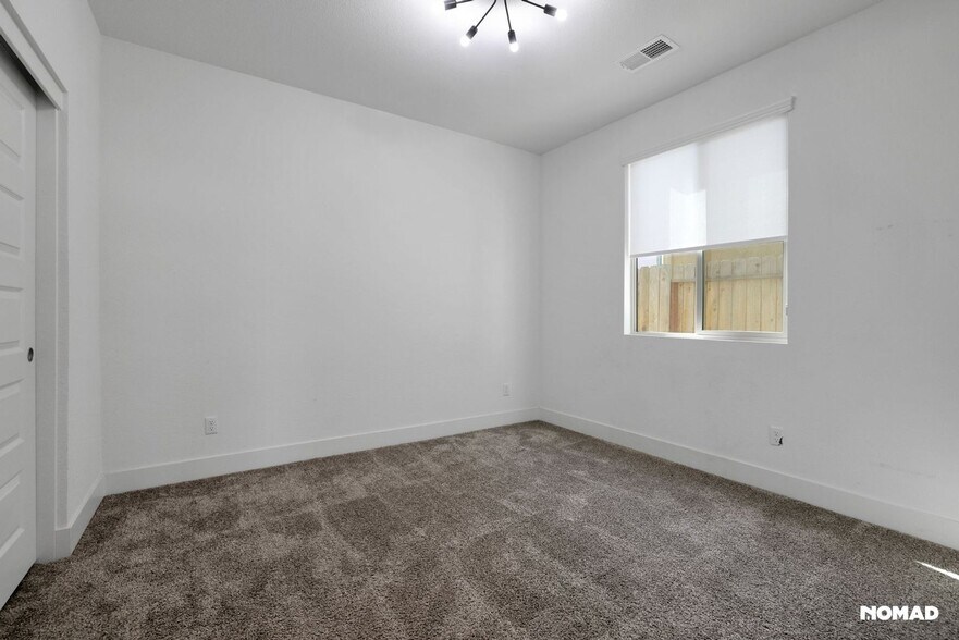 Building Photo - 12925 Knightsbrook Ave