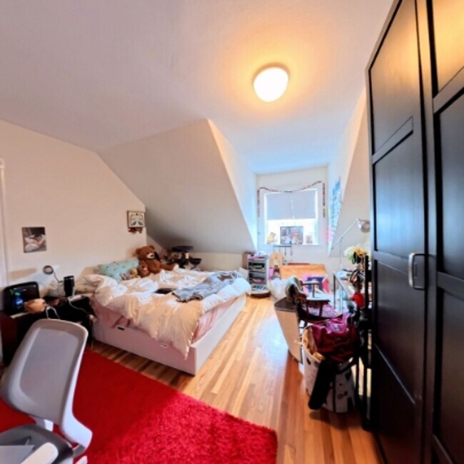 Building Photo - Large Unit in brookline Village, In-Unit Washer and Dryer, One Parking Space is Included