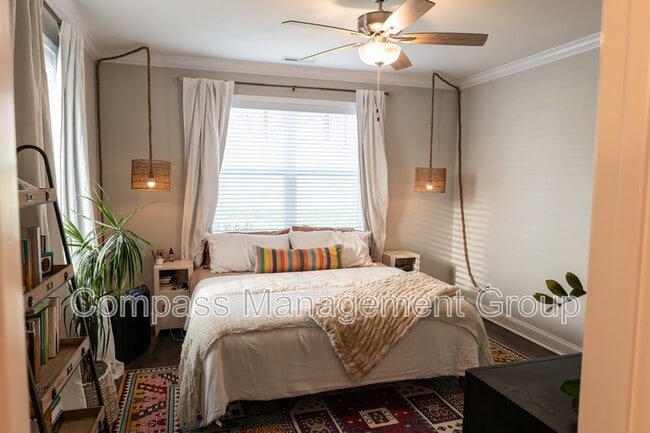 Building Photo - 933 E Churchwell Ave