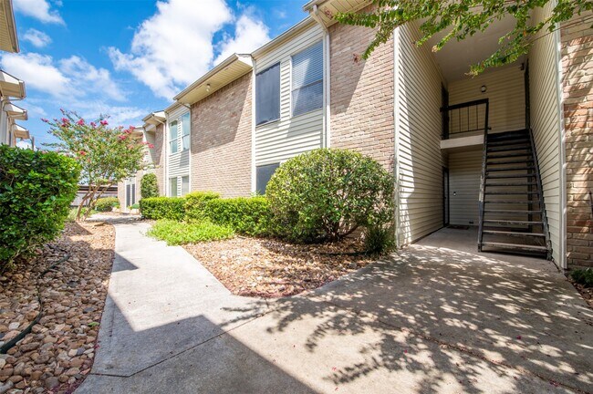 Building Photo - 2300 Augusta Dr