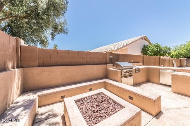 Building Photo - 13352 W Alvarado Dr