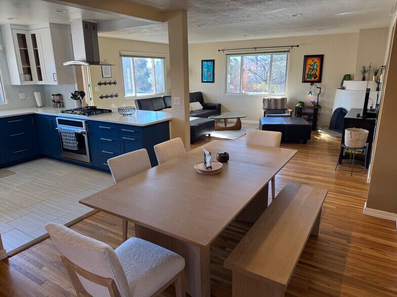 Building Photo - 1029 Cielo Azul St