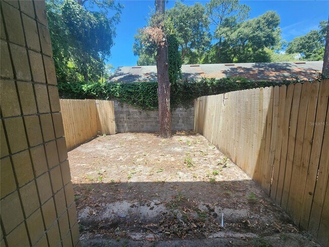 Building Photo - 702 SW 70th Terrace