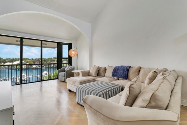 Building Photo - 543 Bay Colony Dr N