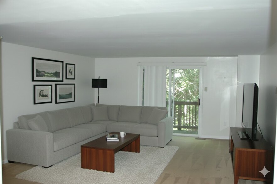 Livingroom-UNFURNISHED - 626 Windsor Ave