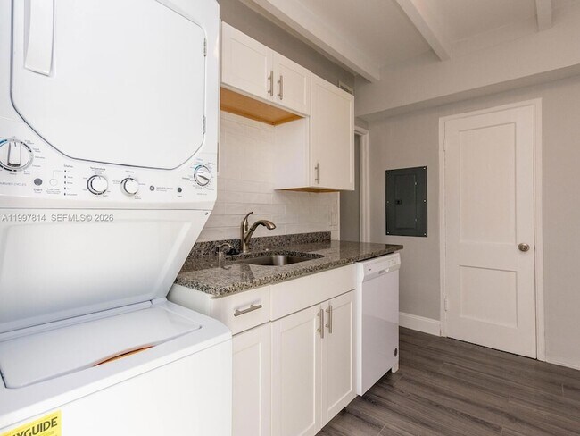 Building Photo - 1413 NW 3rd Ave