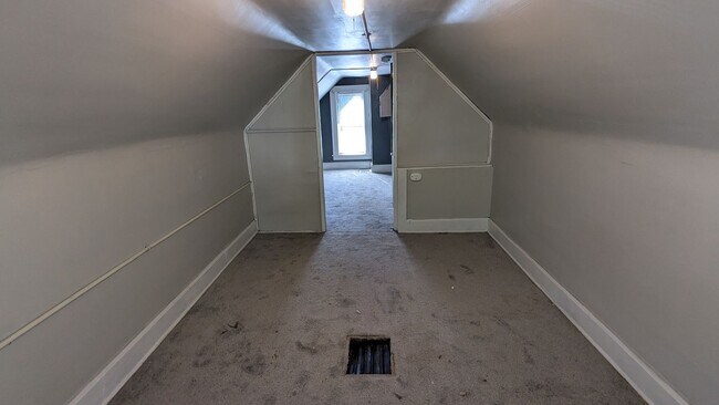 Building Photo - 4-Bedroom, 1-Bathroom Single Family Home f...