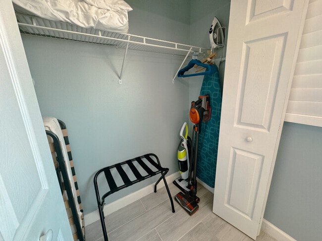 Building Photo - Breathtaking Lower PH Beachfront 2/2 Condo