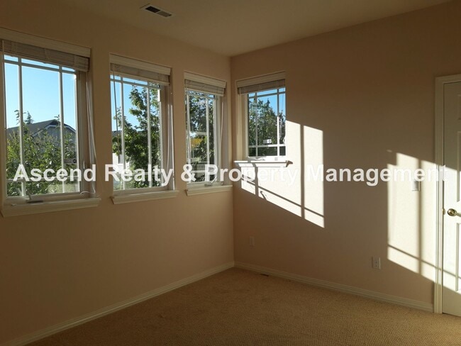 Building Photo - Lower Price! Available Now 4 Bed w/Bed & Full Bath on Main, Solar Panels, Yard Care Included