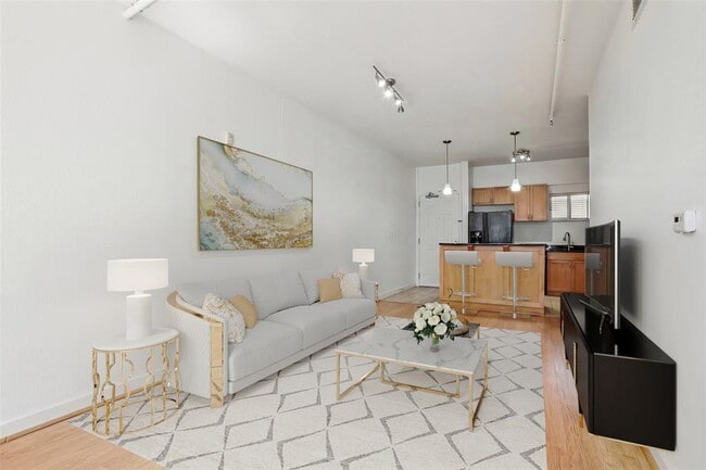 Building Photo - 711 W 26th St