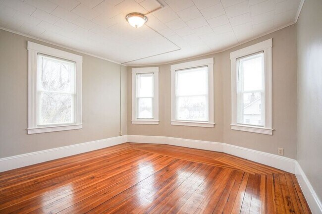 Building Photo - 10-12 River Street