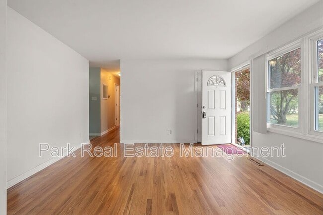 Building Photo - 8907 Rollingwood Rd