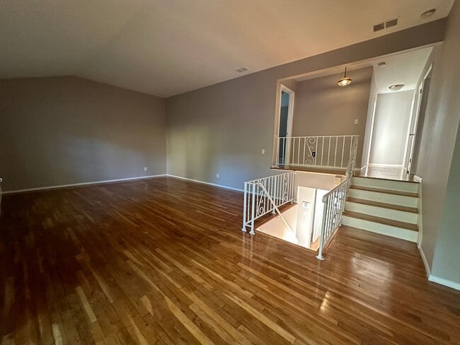 Building Photo - Charming 3 Bed with 2 Baths