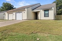 Building Photo - Fully Renovated 3 Bedroom Duplex in the heart of Broken Arrow