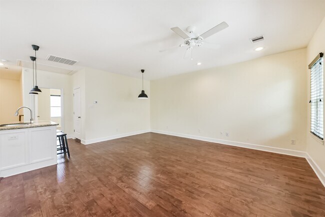 Building Photo - 242 Lenox St