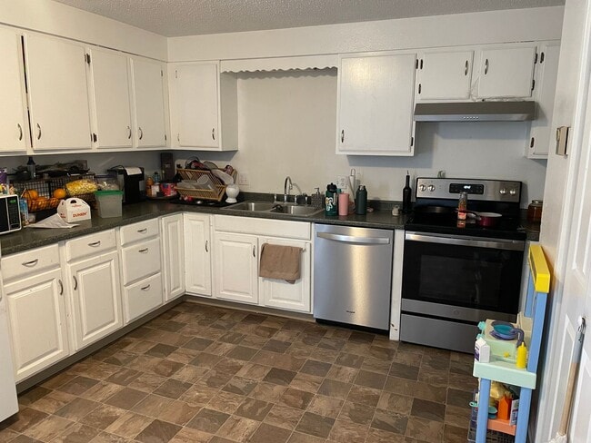 Building Photo - Two Bedroom Apartment with Washer/Dryer - ...