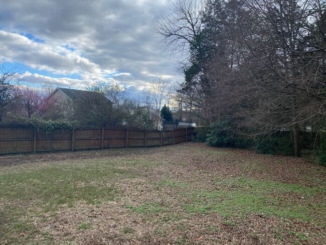 Building Photo - You can't miss this DEAL!