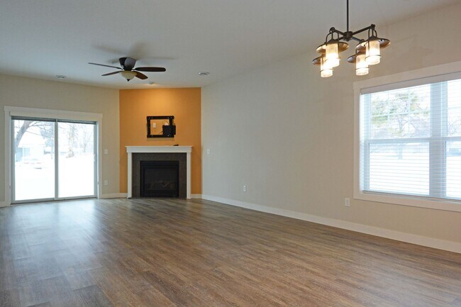 Building Photo - Beautiful 3 BD / 2.25 BA townhome in Rosemount!