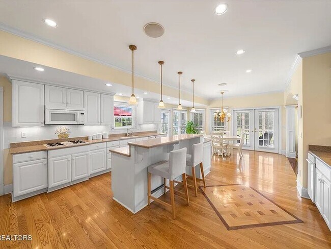 Building Photo - Luxury & Convenience!!