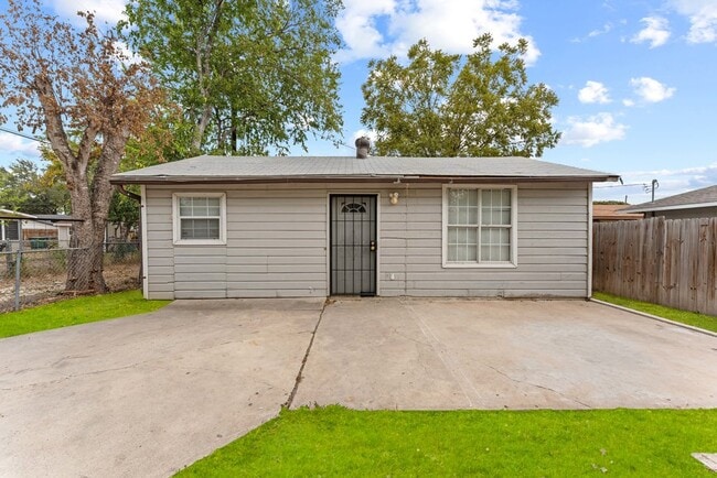 Building Photo - 315 Pool Dr