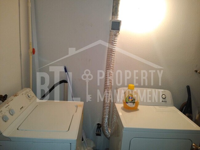 Building Photo - Fantastic Furnished 1 Bedroom Condo