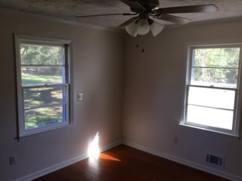Building Photo - 709 N Hankinson St