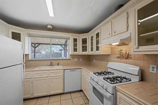 Building Photo - 14154 Whispering Palms Dr