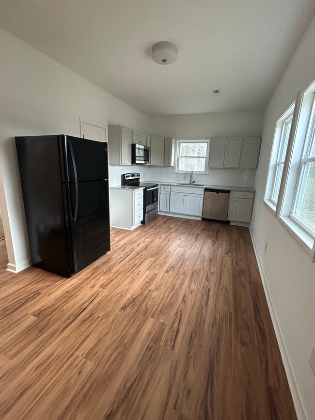 Building Photo - SPECIAL DEAL: $250 OFF FIRST MONTH'S RENT
