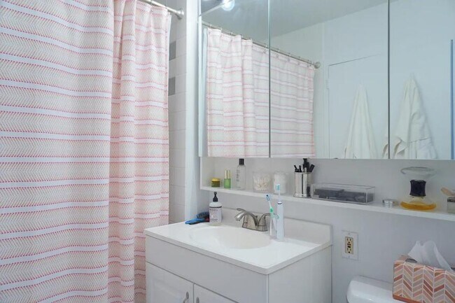 Building Photo - 3 bedroom in New York NY 10011