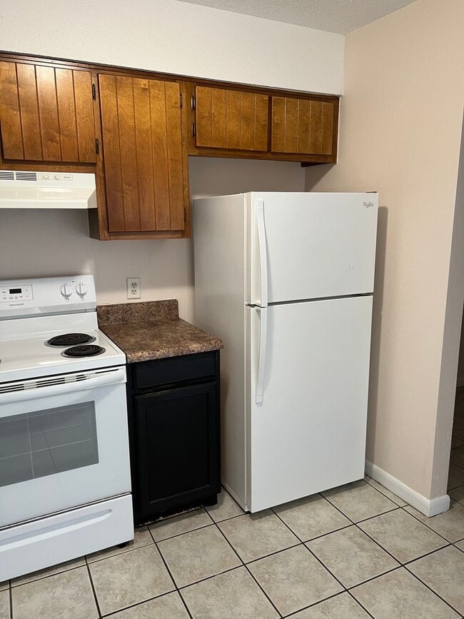 Building Photo - POOL-VIEW/ ACCESS - 2 Bedroom 1.5 Bath Tow...