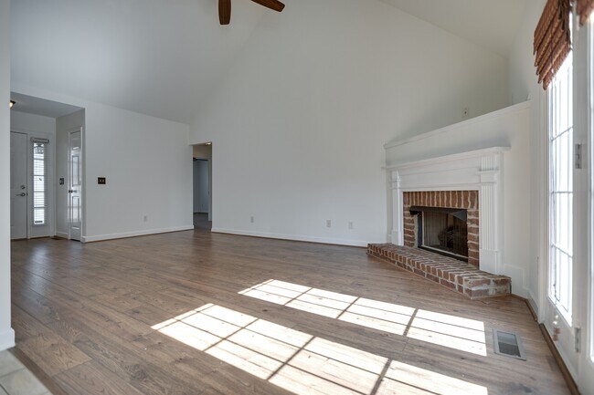 Building Photo - 1105 McDonough Cir