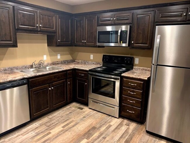 Building Photo - Beautiful Recently Built Townhome, 2 Bed 1...